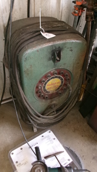 MARQUETTE 180 AMP ARC WELDER w /  a few electrodes