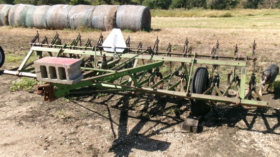 12' JOHN DEERE C-10 PULL TYPE FIELD CULTIVATOR w / cylinder