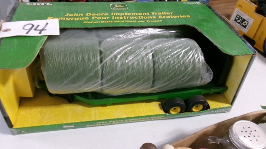 JOHN DEERE IMPLEMENT TRAILER w / bales, new