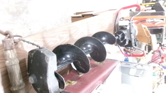 STRIKEMASTER 10" 3 H.P. ICE AUGER, runs good