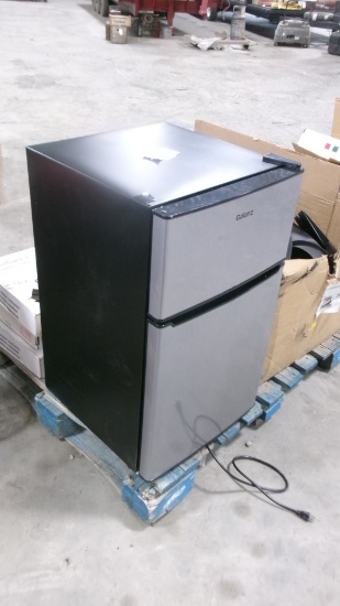 LIKE NEW DORM FRIDGE w / FREEZER