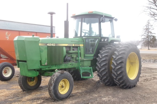 JOHN DEERE 4240, 7,260 actual hrs, quad, 3 pt.,,  quick hitch, 2 remotes, 540 / 1000 pto, +