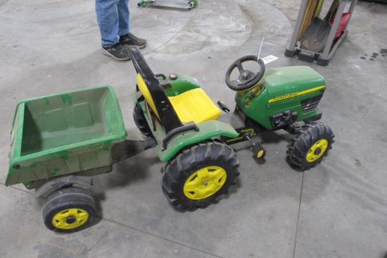 JOHN DEERE PEDAL TRACTOR w / TRAILER