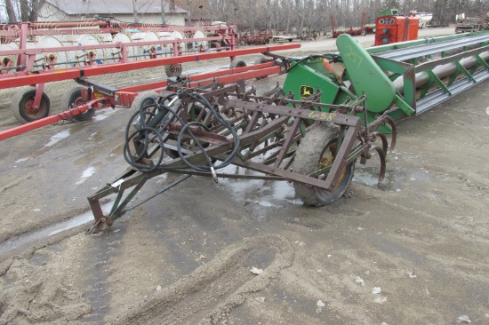 8' JOHN DEERE CULTIVATOR  w / cylinder