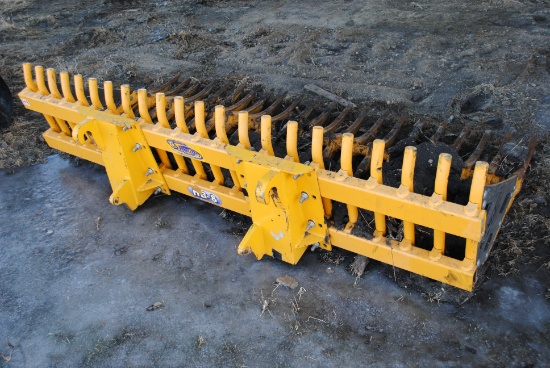 2017 8'  SHOULE ROCK  BUCKET, fits 640 J.D. loader 4" spacing,  exc. hardly used