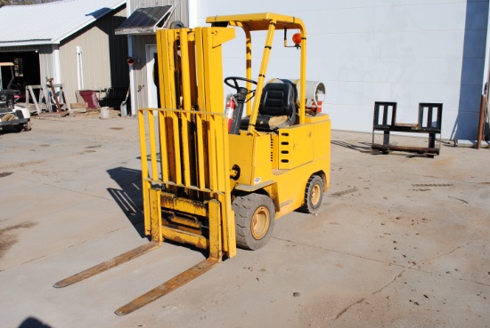 ALLIS CHALMERS 3000 PROPANE FORKLIFT,, 3 stage, pnuematic tires, side shift