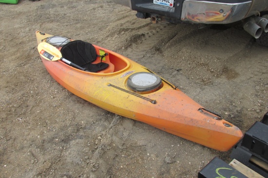 10'   PLASTIC PATRIOT KAYAK w / PADDLE, never used