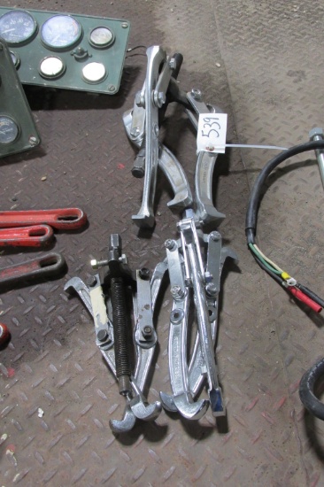 3 KT 3 JAW GEAR PULLERS (one missing a jaw )