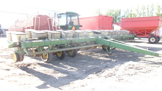 12-30" JOHN DEERE 7000 CORN PLANTER, standard boxes, insecticide, corn  meters