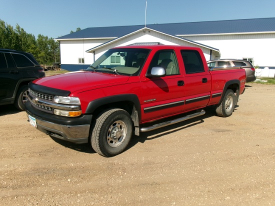 2002 CHEV. HEAVY HALF TON CREW CAB SHT. BOX, 6.0 gas, sharp no rust, Galen @ 520 449-4826