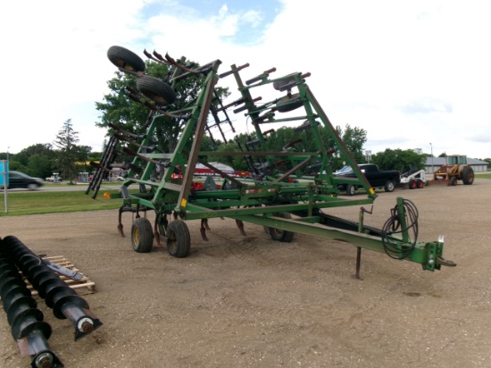 35' JOHN DEERE 610 CHISEL PLOW,  wing tandems, 3 bar Summers harrow