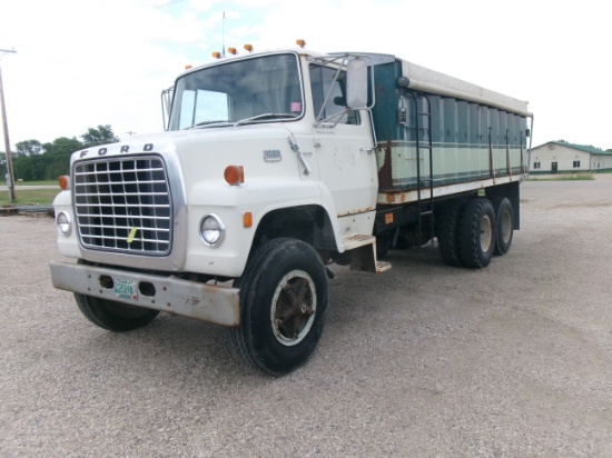 1974 FORD HYD. LIFT TAG TANDEM GRAIN TRUCK w / 18' BOX. V-8 gas, 5 x 2roll rarp, good tires,