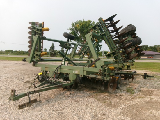 26' WISHEK 742 TANDEM DISK, 10" spacing, 25 1/2" frts, 21 1/2"rears, 12.5 x 15" tires, ready to go