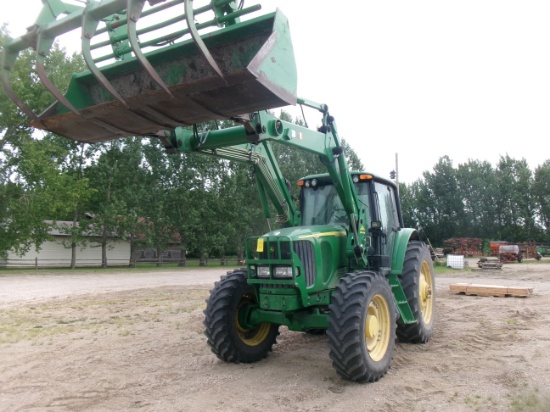 JOHN DEERE 7520 MFWD w / 741 SELF LEVELING LOADER, IVT, shuttle shift