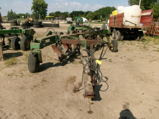 JOHN DEERE 6-18" & 5-18" 3600 AUTO RESET PLOWS w / hitch, coulters