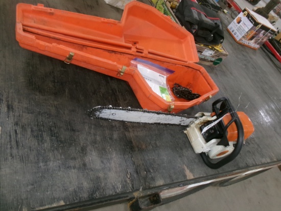 20" STIHL 310 CHAIN SAW, 3 sharp chain, 1-carbide chain, manual, & case A-ok