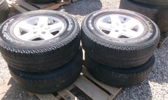 4-P255 / 75R 17 TIRES on Jeep 5 bolt aluminum rims