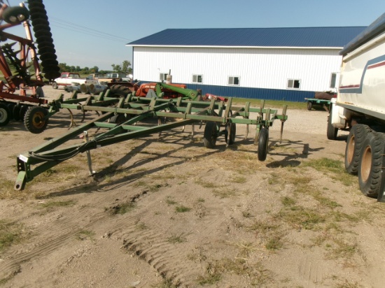 21' JOHN DEERE 1600 CHISEL PLOW, gauge wheels