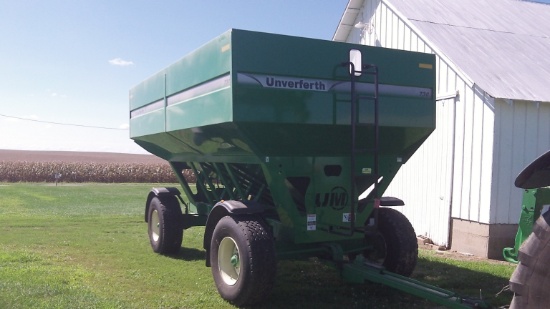 Unverferth 730 gravity flow wagon, 445/65R22.5, 20 ply tires, w/camera on back;