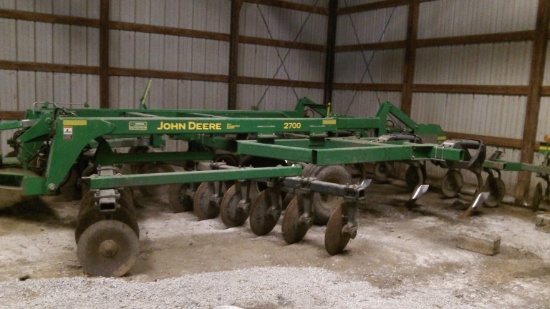 John Deere 2700, 7 shank ripper w/disc leveler;