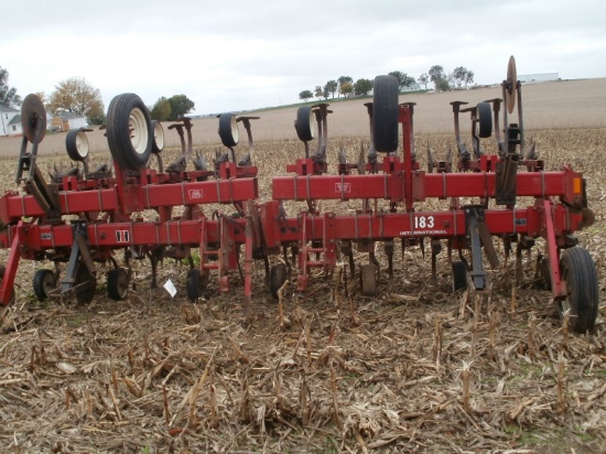 IH 183 row crop cultivator