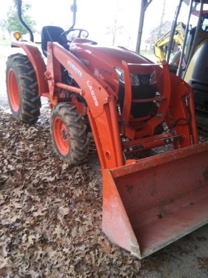 Kubota Tractor 3901 w/LA525 Loader