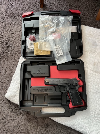 American Classic Commander 1911 in Case 