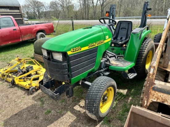 JD 4200 Hydrostatic Tractor w/Belly Mower