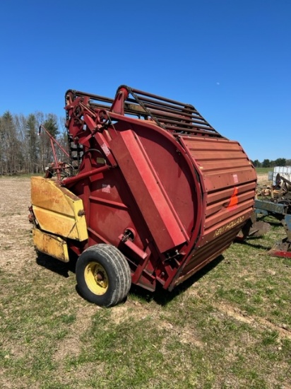 NH 850 Hay Roller