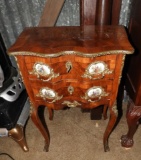 Small accent table w/ porcelain English pictorial