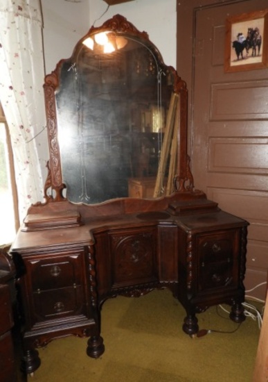 Dresser w/ 3 doors, beveled & etched mirror