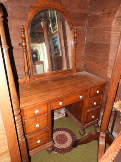 Dresser w/ 7 drawers, mirror, porcelain hardware