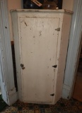 Wooden white corner cabinet w/ 1 door, vintage har