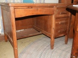 Oak desk w/ dove tail joinery, 30