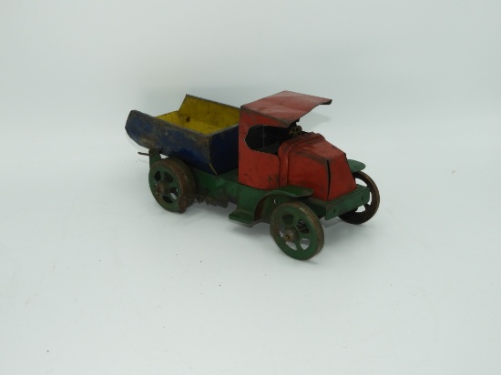 30's style stamped tin wind up dump truck, 9"L