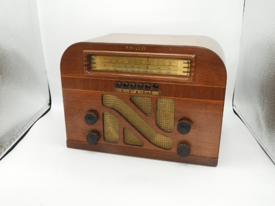 Philco 40-145 wood case radio, 3 band, 14"x10"