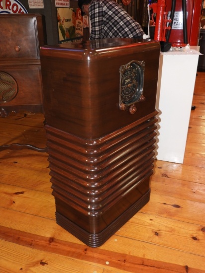 Zenith cabinet radio, multi-band, 24"x41"