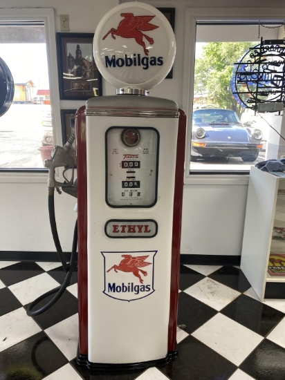 Mobilgas gas pump, 1951 Tokheim 39 short