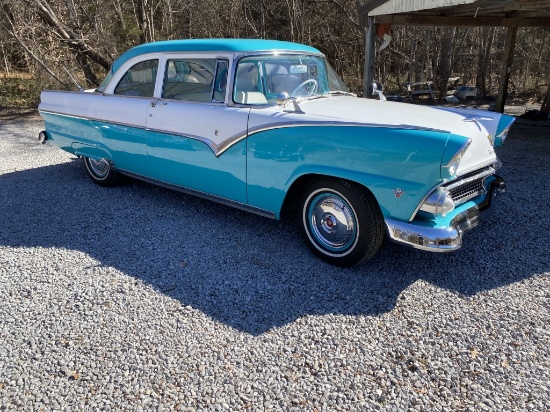 1955 Ford Fairlane 2-door sedan