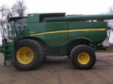 John Deere S680 Combine