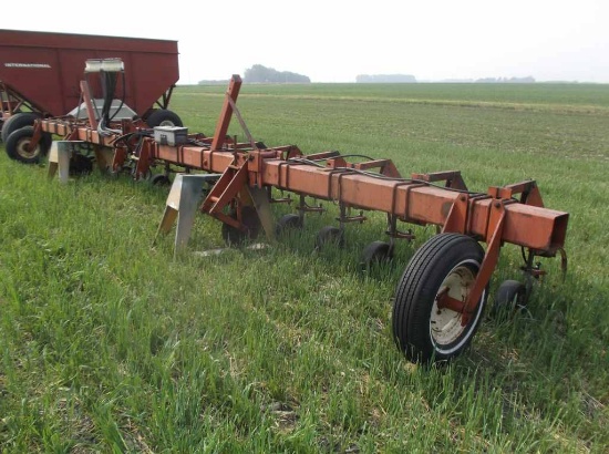 International Model 133 Side Dressing Bar