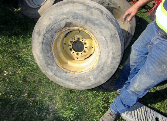 31X13.5 15” Flotation Tire on Rim!