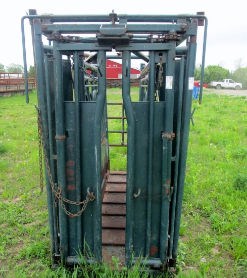 Hi Hog Parallel Axis Squeeze Cattle Chute!