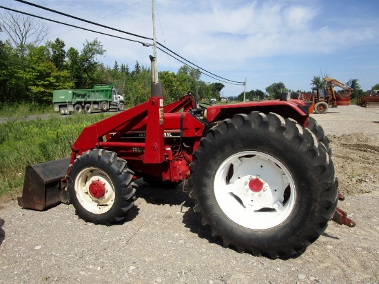 884 International o/s 4x4 Tractor with 2250 Front End Loader!