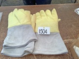 2 Pairs of New High Temp Gloves