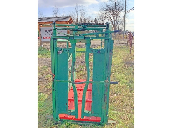 Cattle Squeeze with Bar and New Floor