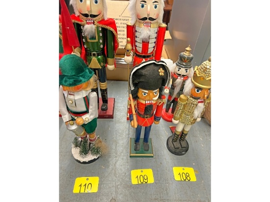 2 Nutcrackers