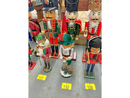 2 Nutcrackers