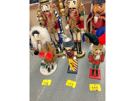 2 Nutcrackers