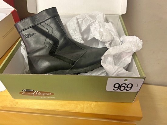 New Aqua Boots Size 8